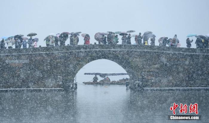雪中的西湖美景吸引游人。 <a target='_blank'  data-cke-saved-href='/' href='/'>中新社</a>記者 王剛 攝